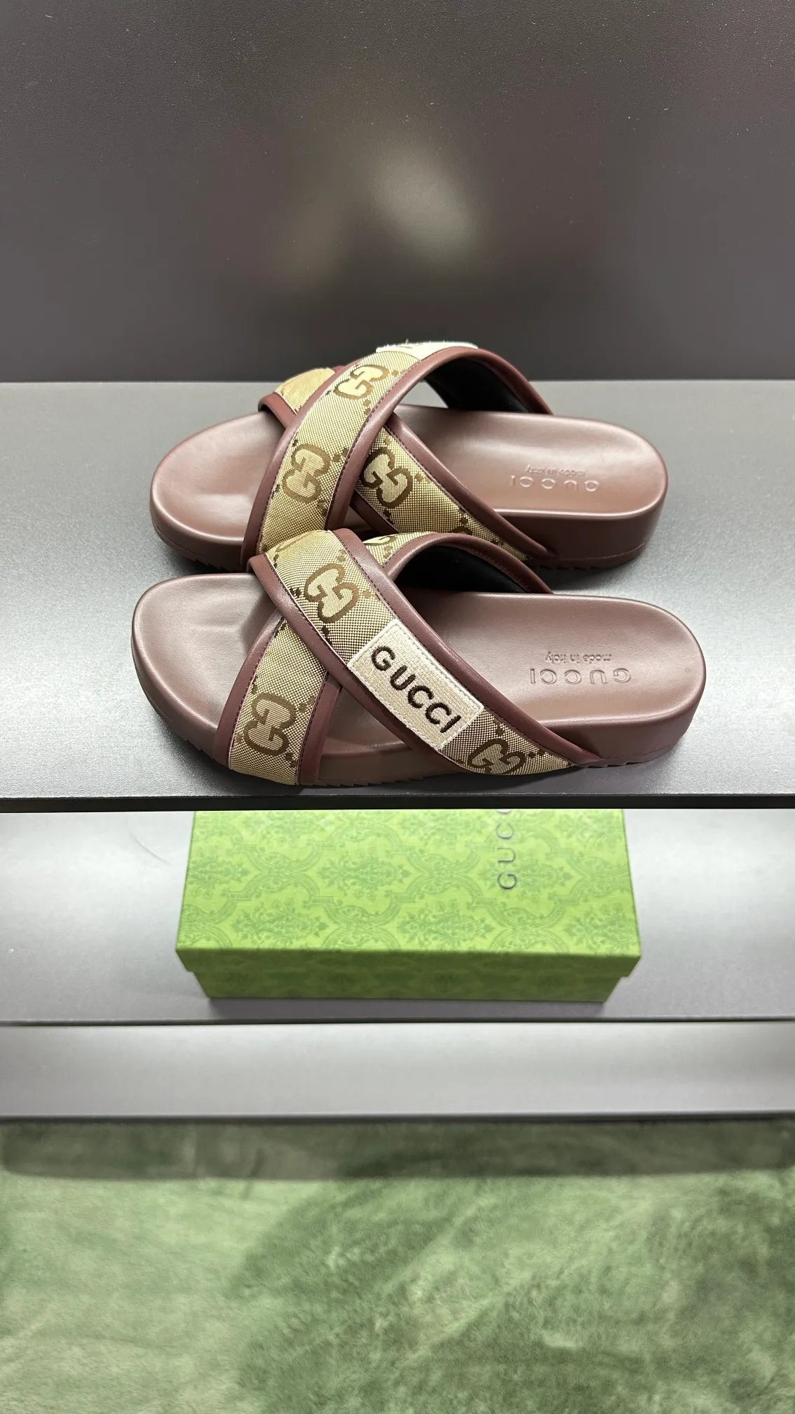 [G Family Couple Style] P: 300💰Female size 36~40 Men's size 39~45, (46. Custom-made Unisex GG slippers This slipper is made of GG polyester fiber and is decorated with a Gucci label on the front, adding a striking logo feel to the style. Beige GG recycled polyester fiber Unisex leather trim "Gucci Made in Italy" embroidered label Rubber sole Flat Made in Italy